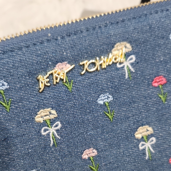 🔹️Betsey Johnson🔹️ Denim XOZIP-E Blue Floral Embroidered wallet + Wristlet - Picture 6 of 7